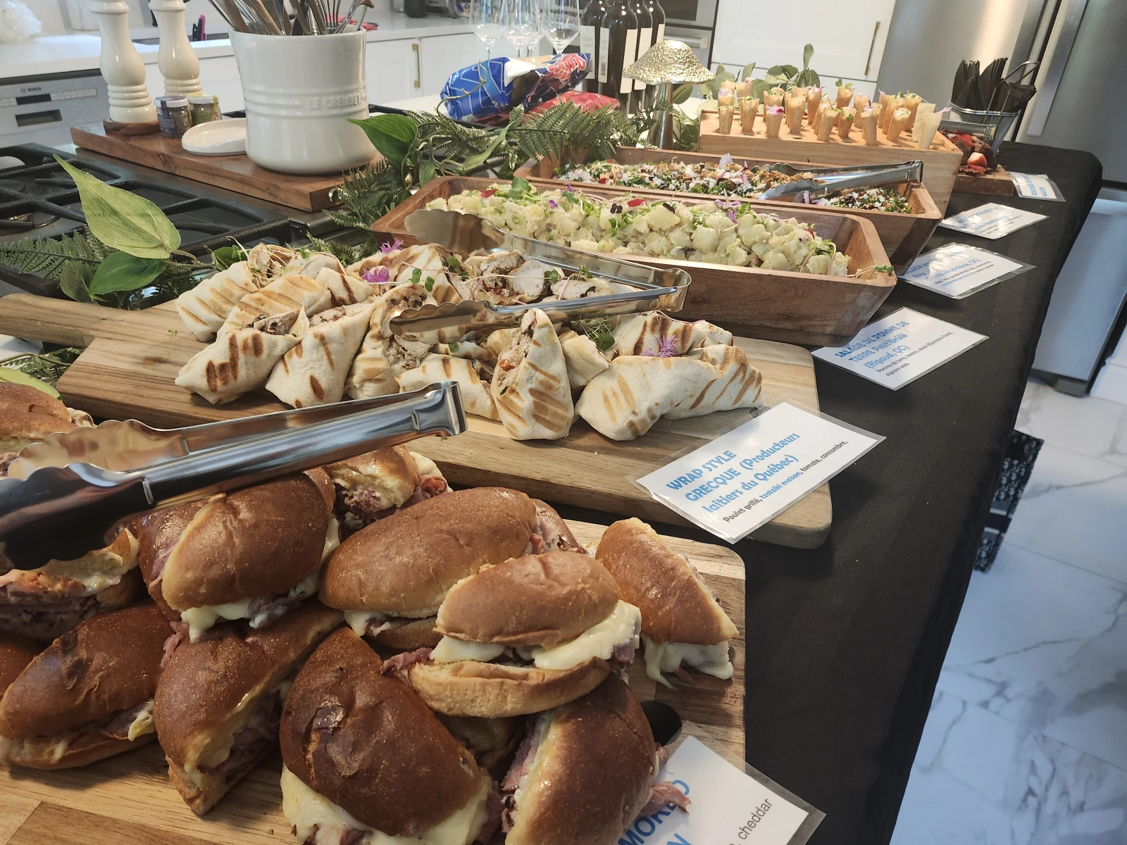 Table de buffet garnie de sandwichs, salades et bouchées