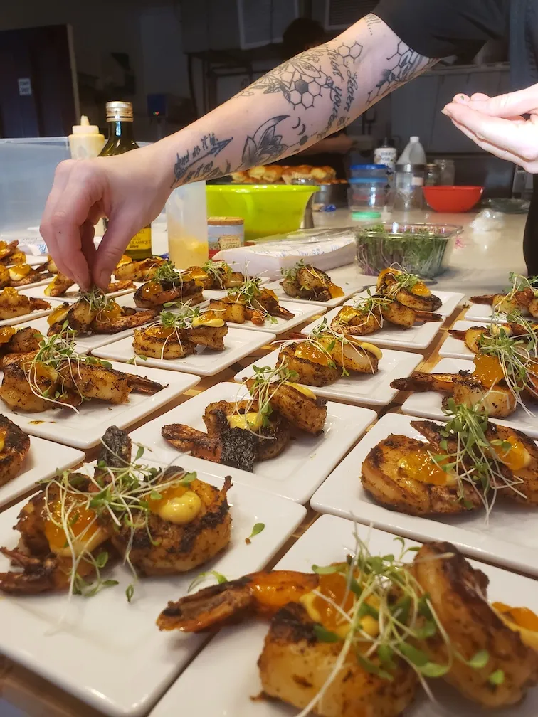 Bouchées de crevettes dressées pour un cocktail dînatoire