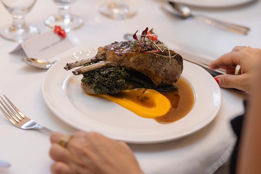 Carré d'agneau servi lors d'un événement