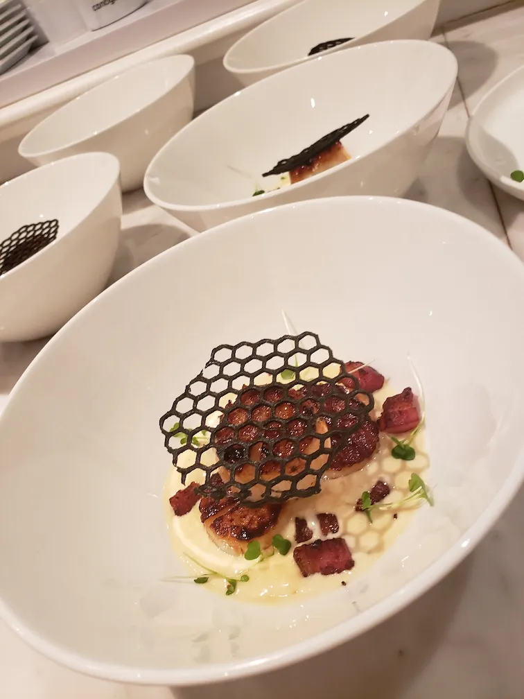 Assiette de pétoncles dressée avec soin