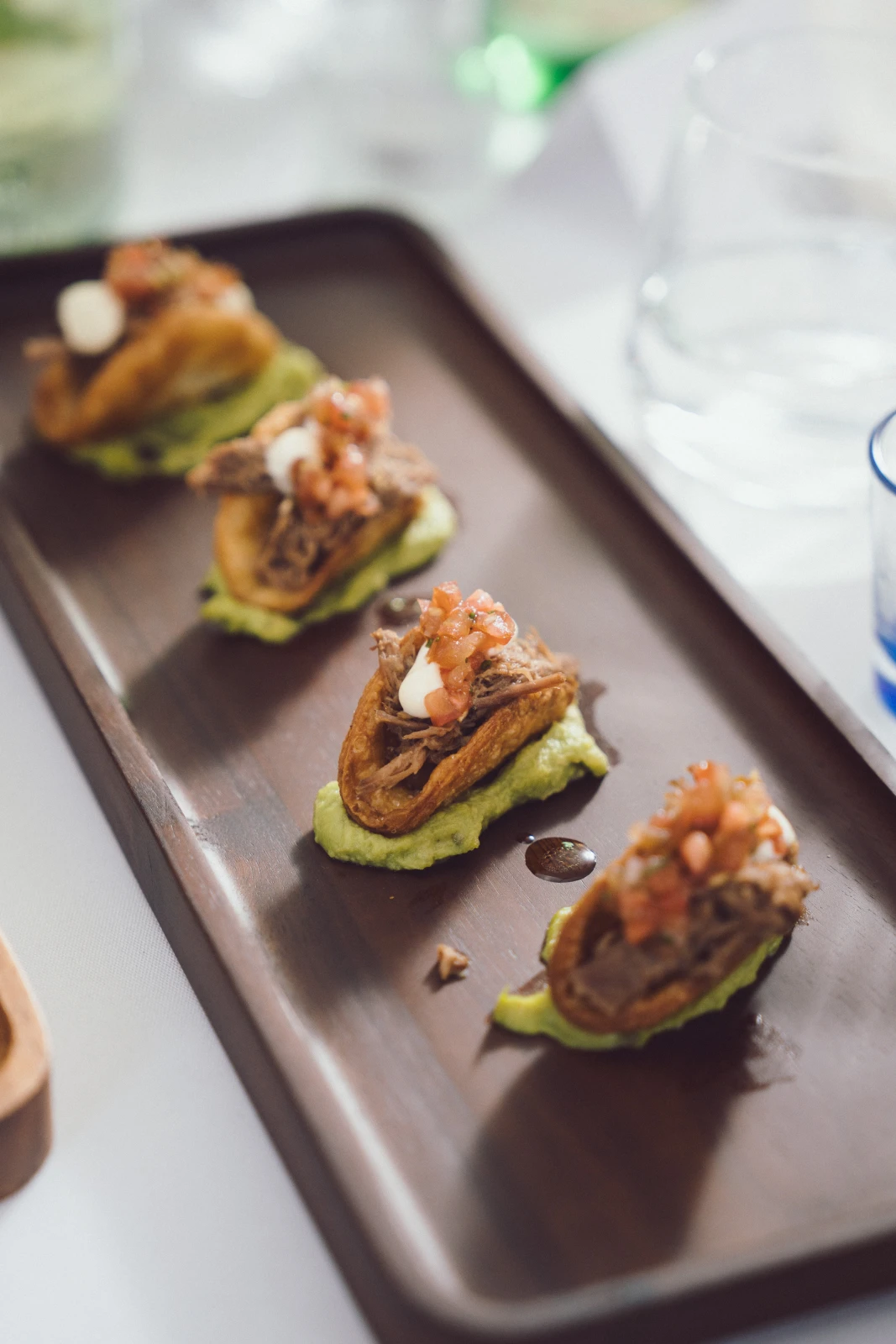 Bouchées de porc effiloché dressées pour un cocktail dînatoire